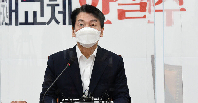 대선 출마를 선언한 안철수 국민의당 대표가 11월 8일 서울 여의도 국회에서 열린 최고위원회의에서 모두발언을 하고 있다. [사진공동취재단]