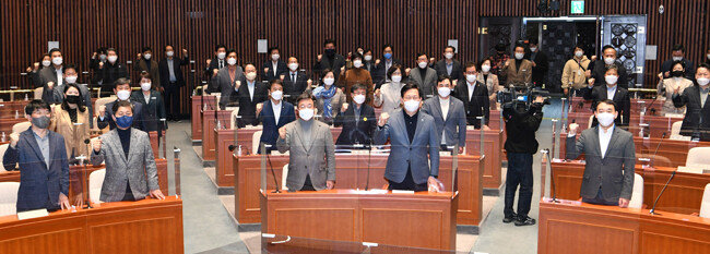 더불어민주당 송영길 대표, 윤호중 원내대표 등 참석자들이 11월 21일 서울 여의도 국회에서 열린 긴급 의원총회에서 구호 제창을 하고 있다. [뉴시스]
