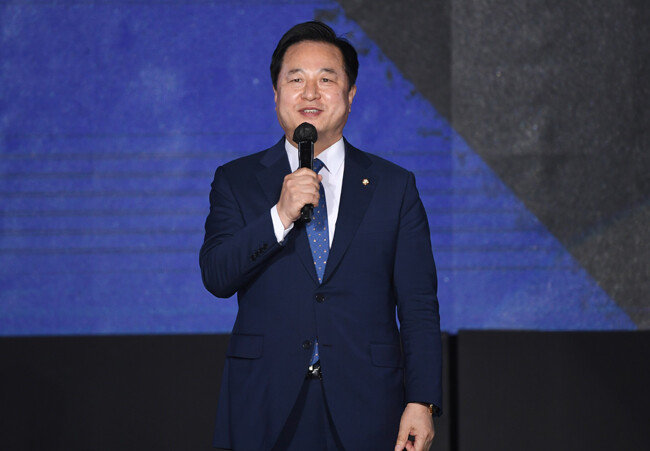 김두관 더불어민주당 의원이 11월 2일 오후 서울 송파구 방이동 서울올림픽공원 KSPO돔에서 열린 민주당 대한민국대전환 제20대 대통령선거 선거대책위원회 출범식에서 이재명 대선 후보 지지선언을 하고 있다. [동아일보]