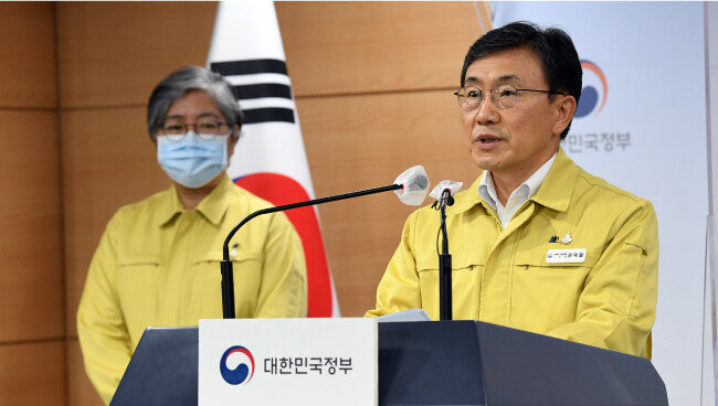 10월 29일 서울 종로구 정부서울청사에서 권덕철 보건복지부 장관(오른쪽)이 11월 1일부터 도입하는 새로운 방역 체계 최종시행 방안을 발표하고 있다. [사진공동취재단]