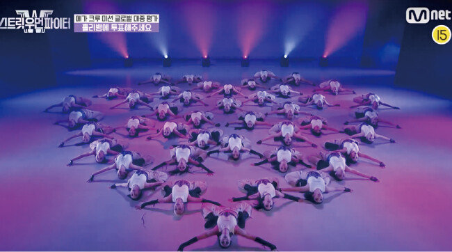 Mnet ‘스트릿 우먼 파이터’ 우승팀 ‘홀리뱅’의 메가 크루 미션 무대. [Mnet 유튜브 채널 캡처]