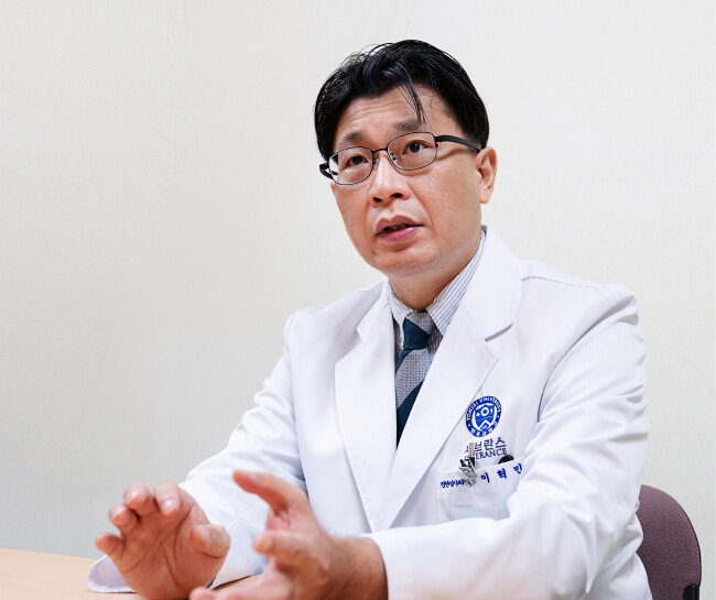 이혁민 신촌세브란스병원 감염관리실장은 “코로나19 확진자 급증 상황에서 병원이 무너지지 않으려면 특단의 조치가 필요하다”고 강조했다. [홍태식]