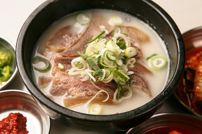 뽀얀 국물에 소고기가 듬뿍 들어간 소머리국밥. 맛이 무겁지 않고 순해 먹을수록 더 당긴다. [GettyImage]