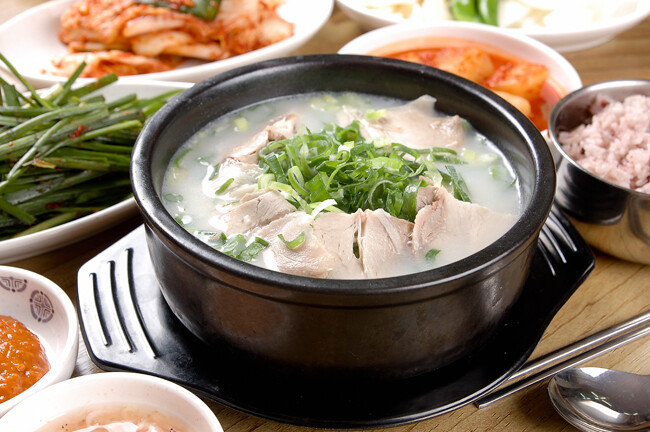 부산의 명물 돼지국밥에서는 푸근하고 둥근 맛이 난다. [GettyImage]