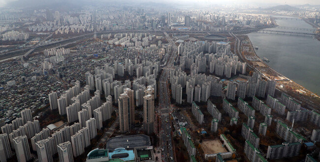 오늘날 한국에서 아파트는 ‘물질적 풍요’를 상징하는 대표적인 재화다. 사진은 11월 22일 서울 송파구 롯데월드타워에서 바라본 시내 아파트 단지의 모습. [뉴스1]