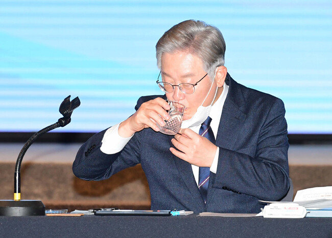 이재명 더불어민주당 대선 후보가 11월 24일 서울 여의도 중소기업중앙회에서 열린 중소기업 비전발표회에서 물을 마시고 있다. [사진공동취재단]