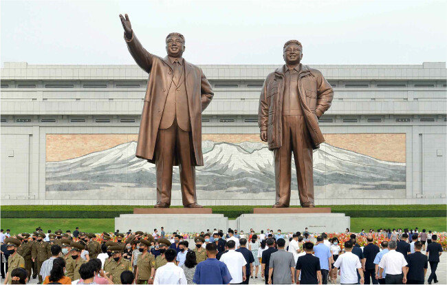 김일성 주석 사망 26주기(7월 8일)를 즈음해 근로자와 학생들이 김 주석과 김정일 국방위원장 동상을 찾아 헌화했다고 노동당 기관지 ‘노동신문’이 7월 9일 보도했다. [평양 노동신문=뉴스1]