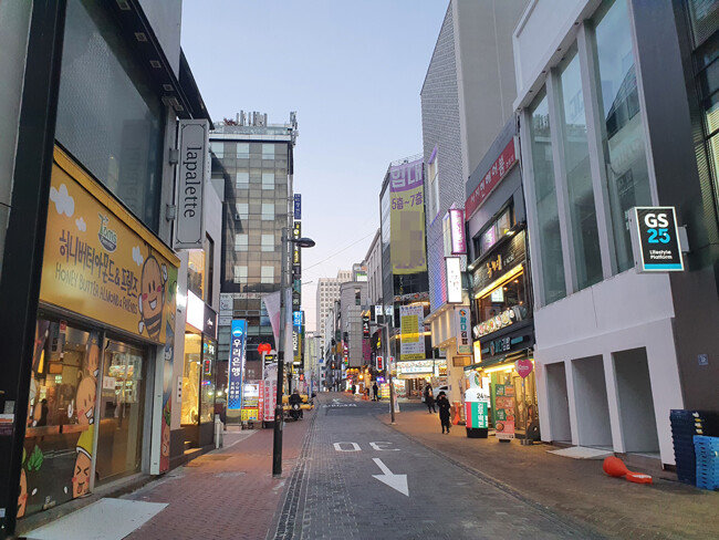 오가는 사람이 없어 텅 빈 명동 거리. 공실이 있음을 알리는 현수막만 펄럭이고 있다. [오홍석 기자] 