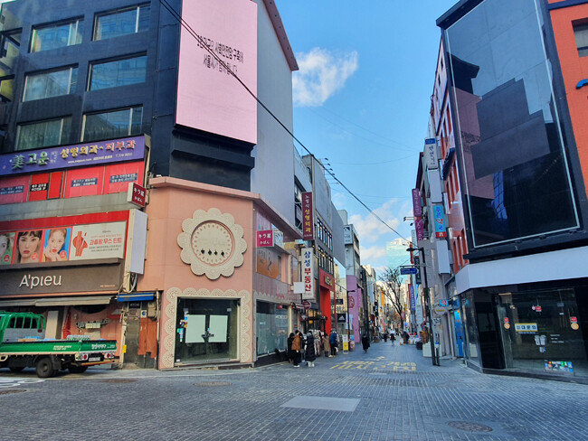  명동의 트레이드마크와도 같았던 대형 화장품 로드숍들이 문을 닫은 모습. 코로나19 이후 외국인 발길이 끊어진 명동 현실을 상징적으로 보여준다. [오홍석 기자]