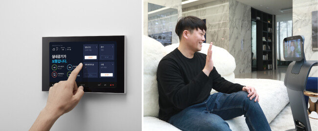 사물인터넷(IoT)과 인공지능(AI) 기술 등을 활용해 다양한 가전기기를 원격 모니터링할 수 있게 만든 스마트홈 기기. e편한세상 아파트에 설치되는 제품이다(왼쪽). 삼성물산 관계자가 RAI(Raemian Artificial Intelligence) 라이프관에서 로봇을 이용한 영상 통화를 시연하고 있다. [뉴시스]