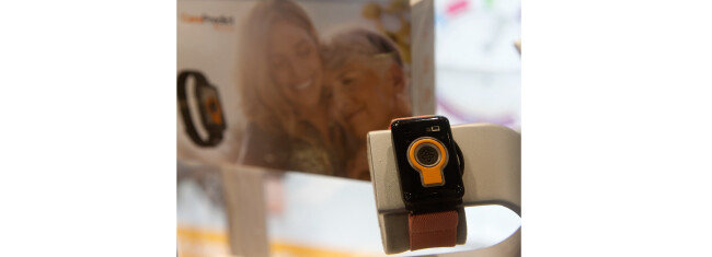 미국 소재 건강관리 기업 ‘케어프레딕트’가 개발한 웨어러블 기기 ‘템포’. 손목에 착용하면 이용자의 신체 활동을 전방위적으로 감지·분석해 건강 문제를 알려준다. [AP=뉴시스]