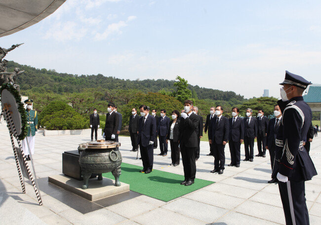 김용인 경우회장이 6월 6일 현충일을 맞아 국립현충원 현충탑에 참배하고 있다. [대한민국재향경우회 제공]