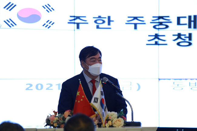 12월 10일 서울 잠실동 동방명주에서 (사)한중안보평화포럼 초청 연설을 하는 싱하이밍 주한 중국대사. [(사)한중안보평화포럼 제공]