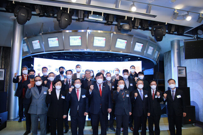 윤주경 국민의힘 의원과 백승주 신임 포럼 회장, 싱하이밍 주한 중국대사 등 참가자들이 한‧중 관계 발전을 위한 파이팅을 외치고 있다.  [(사)한중안보평화포럼 제공]