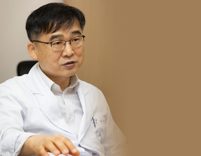 김우주 고려대구로병원 감염내과 교수는 당장 방역 조치를 강화하지 않으면 참혹한 겨울이 올 수 있다고 경고했다. [박해윤 기자]