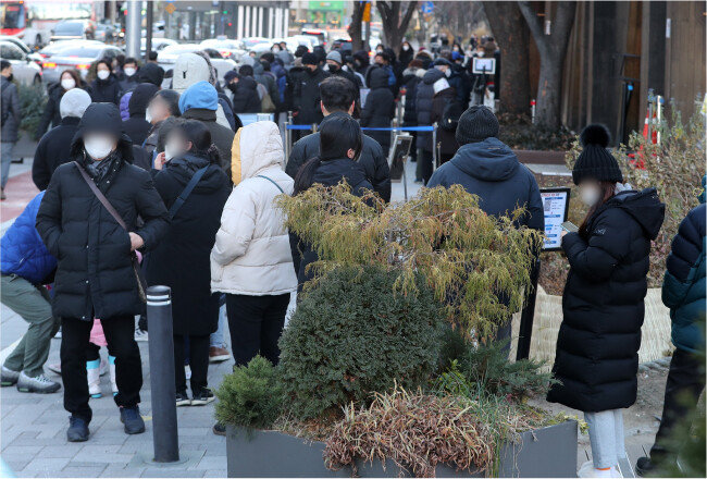 2021년 12월 13일 오전 서울 송파구보건소에 마련된 코로나19 선별진료소 풍경. 검사를 기다리는 시민들이 길게 줄을 서 있다. [뉴스1]