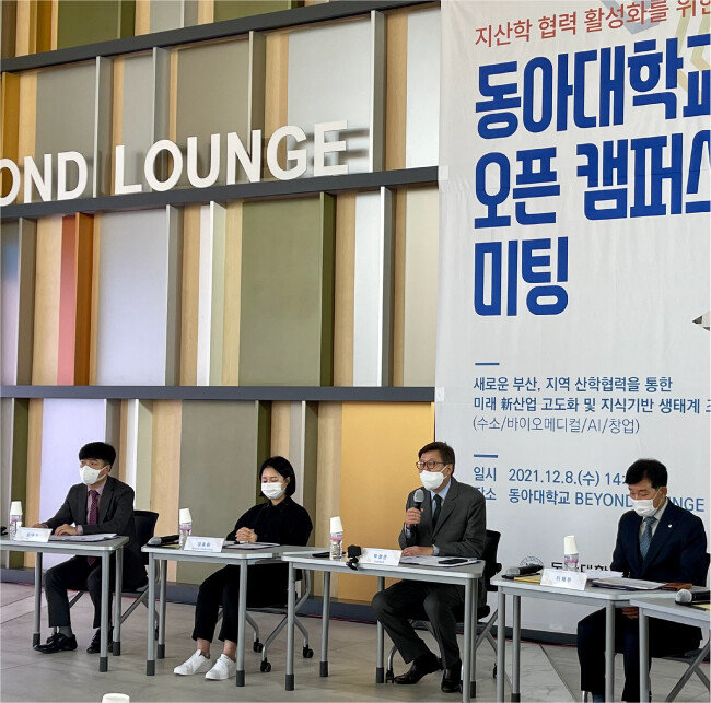 2021년 12월 8일 부산 사하구 동아대 승학캠퍼스에서 열린 ‘오픈 캠퍼스 미팅’ 행사에서 박형준 부산시장이 발언하고 있다. [문영훈 기자]
