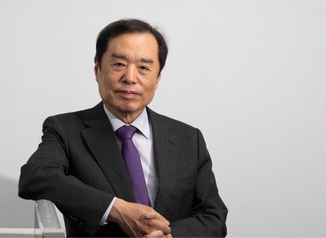 김병준 국민의힘 상임선거대책위원장이 2021년 12월 9일 서울 여의도 당사에서 ‘신동아’와 인터뷰한 뒤 사진 촬영을 위해 포즈를 취했다. [조영철 기자]