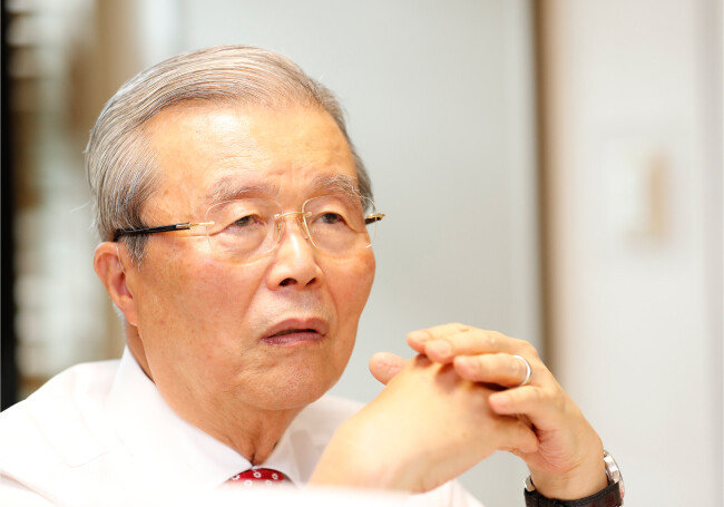 김종인 국민의힘 총괄선거대책위원장이 2021년 7월 7일 ‘신동아’와 인터뷰를 하는 모습. [김형우 기자]