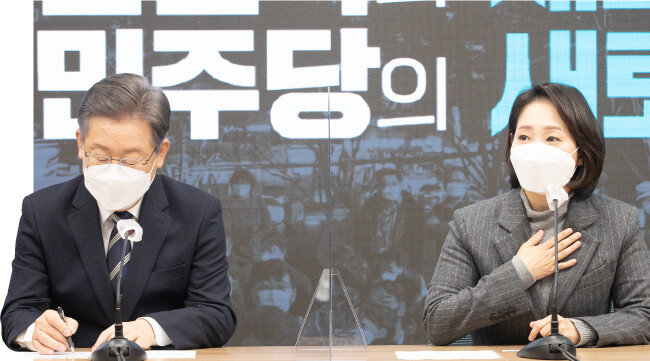 2021년 11월 30일 서울 여의도 더불어민주당 당사에서 열린 이재명 캠프 공동상임선대위원장 인선 발표 자리에서 조동연 서경대 군사학과 교수(오른쪽)가 인사말을 하고 있다. 왼쪽은 이재명 민주당 대선후보. [원대연 동아일보 기자]