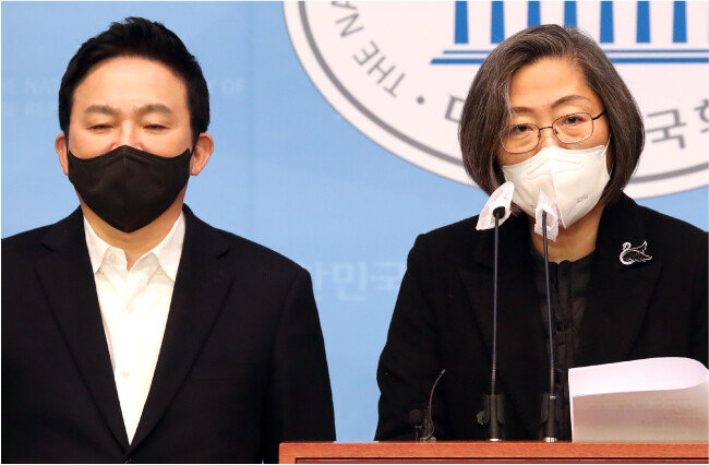 2021년 12월 10일 서울 여의도 국회 소통관에서 이수정 국민의힘 공동선거대책위원장(오른쪽)이 범죄피해자지원제도 개선에 관한 공약을 발표하고 있다. 왼쪽은 원희룡 선대위 정책총괄본부장. [뉴스1]