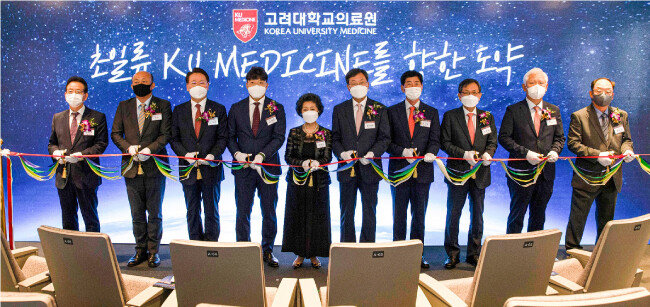2021년 10월 7일 고려대의료원 청담 고영캠퍼스 준공식에서 참석자들이 테이프 커팅을 하고 있다. [고려대의료원 제공]