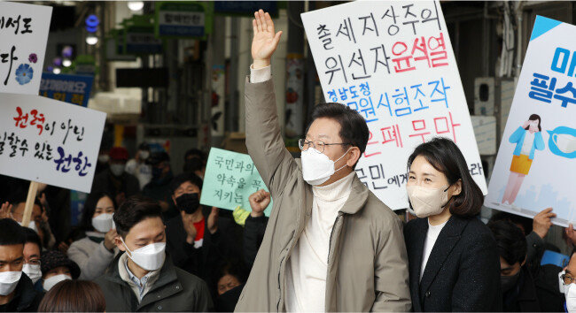 이재명 더불어민주당 대선후보가 2021년 12월 12일 경북 예천군 예천읍 상설시장을 방문해 시민들에게 인사하고 있다. [뉴시스]