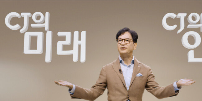 이재현 CJ그룹 회장이 2021년 11월 3일 사내방송을 통해 임직원들에게 ‘2023 중기비전’에 대해 설명하고 있다. 이 회장은 이날 4대 미래 성장 엔진 중심 성장전략을 제시하고, 최고 인재 육성을 위한 조직문화 및 인사 혁신을 추진한다고 밝혔다. [CJ그룹 제공]