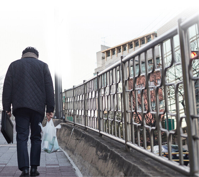 통계청이 발표한 2018년 기준 노인빈곤율은 43.4%로 경제협력개발기구(OECD) 37개국 중 가장 높았다. 미국(23.1%)·일본(19.6%)·영국(14.9%)와 비교해 보면 압도적인 수치다. [GettyImage]