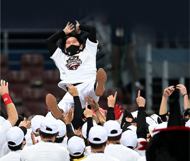 2021년 11월 18일 서울 구로구 고척스카이돔에서 열린 ‘2021 신한은행 SOL KBO리그’ KT 위즈가 두산 베어스와의 한국시리즈 4차전 경기에서 승리하고 창단 첫 통합 우승을 차지한 뒤 선수들이 이강철 감독을 헹가래 치고 있다. [동아DB]