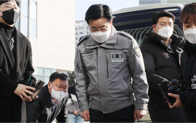 2021년 11월 25일 김창룡 경찰청장이 층간소음 흉기난동 사건 관할 경찰서인 인천 남동구 논현경찰서에서 국민에게 사과의 뜻을 전하고 있다. 김 청장은 이날 “국민 안전이 위협받는 상황에서 경찰의 현장 조치가 미흡해 국민의 생명을 지키지 못한 점에 대해 송구스럽다”고 말했다. [뉴스1]