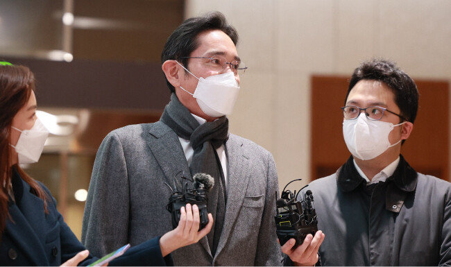 2021년 11월 24일 미국 출장을 마치고 귀국한 이재용 삼성전자 부회장이 김포항공에서 기자들의 질문에 답하고 있다. 이 부회장은 “시장의 냉혹한 현실을 보고 오니 마음이 무겁다”고 말했다. [뉴시스]