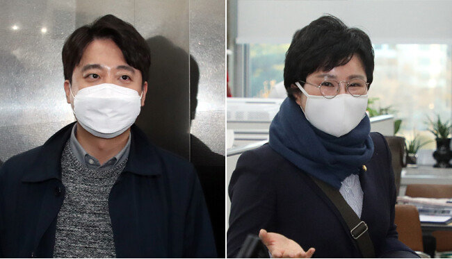 이준석 국민의힘 대표(왼쪽)가 12월 21일 국회 당대표 회의실에서 “중앙선거대책위원회 모든 직책을 내려놓겠다”고 밝히는 기자회견을 한 뒤 엘리베이터를 타고 있다. 이 대표와 갈등을 빚은 조수진 선대위 공보단장이 이날 이 대표의 회견 직후 당대표실 앞에서 기자들에게 입장을 밝히고 있다. [사진공동취재단]