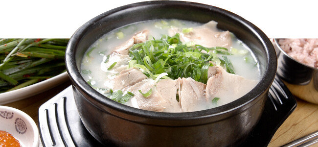 부산의 명물 돼지국밥에서는 푸근하고 둥근 맛이 난다. [GettyImage]