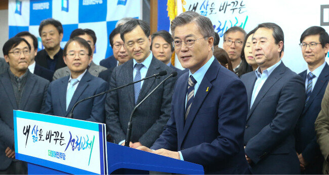 더불어민주당 대선 경선 후보들의 캠프에서 정책을 생산했던 교수들이 2017년 4월 13일 문재인 민주당 대선후보의 싱크탱크 ‘민주정책통합포럼’ 출범 기자회견에 참석하고 있다. [동아DB]