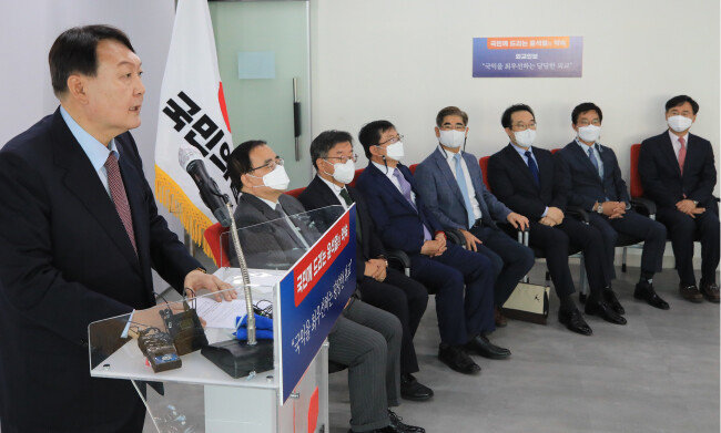 2021년 9월 22일 윤석열 당시 국민의힘 대선 예비후보가 서울 여의도 국민의힘 중앙당사에서 외교안보 관련 공약을 발표하는 가운데, 이 자리에 윤석열 캠프의 외교안보 정책자문단에 참여한 교수, 전직 국방·외교 관료 등이 배석해 있다. [신원건 동아일보 기자]