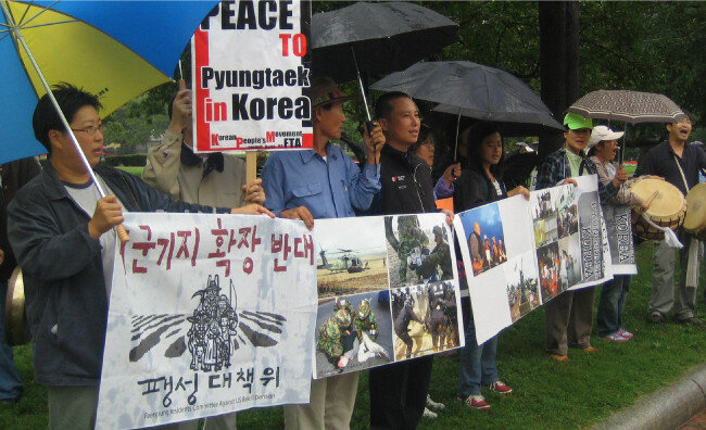 2006년 9월 한미자유무역협정(FTA) 저지를 위한 범국민운동본부 회원들이 한미 정상회담이 열리고 있는 미국 백악관 앞에서 FTA 반대 집회를 열고 있는 모습. 노무현 전 대통령은 지지층의 반발에도 FTA를 강행했다. [