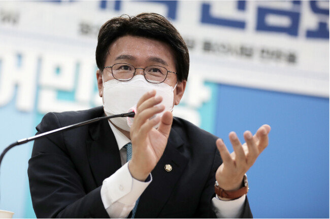 2021년 11월 28일 황운하 더불어민주당 의원은 자신의 페이스북에 “윤석열 지지자들은 대부분 저학력 빈곤층 고령층”이라고 썼다가 논란이 되자 삭제했다. [뉴스1]
