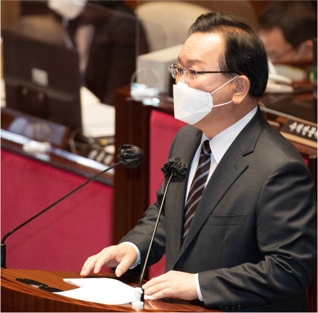 김부겸 국무총리는 2021년 11월 5일 국회 예결위원회 종합정책질의에서 ‘청년 간병’ 사건과 관련해 “도움을 받을 수 있는 분들조차 최대한 국가가 자신들에게 다가온다는 생각을 갖게 하지 못한 것은 저희들의 책임”이라며 안타까움을 표시했다. [뉴시스]