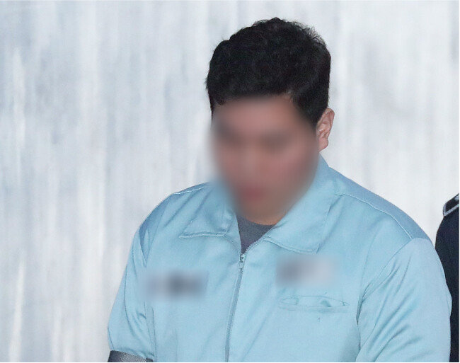 ‘청담동 주식 부자’로 알려진 이희진 씨가 2019년 3월 서울 서초구 서울고등법원에서 열린 항소심 공판에 출석하고 있다. 증권방송 등에서 허위 정보를 제공하며 총 292억 원 상당의 비상장주식을 판매한 혐의 등으로 기소돼 2020년 2월 형(징역 3년 6월과 벌금 100억 원, 추징금 122억6700여만 원)이 확정됐다. [뉴스1]
