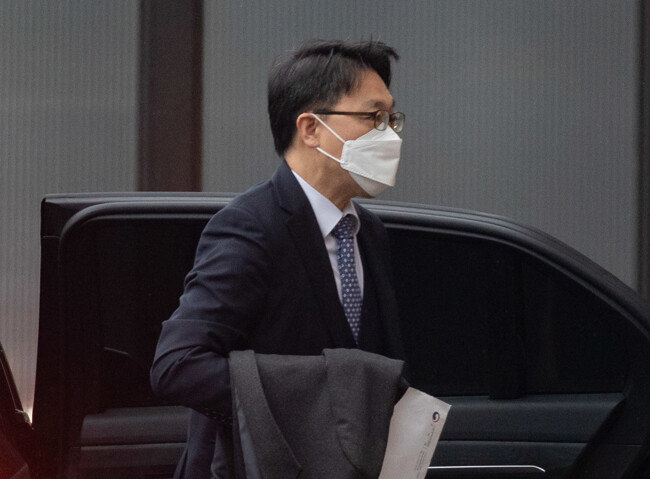 ‘민간인 사찰’ 의혹에 휩싸인 김진욱 고위공직자범죄수사처장(공수처장)이 2021년 12월 29일 경기 정부과천청사 공수처로 출근하고 있다. [뉴스1]