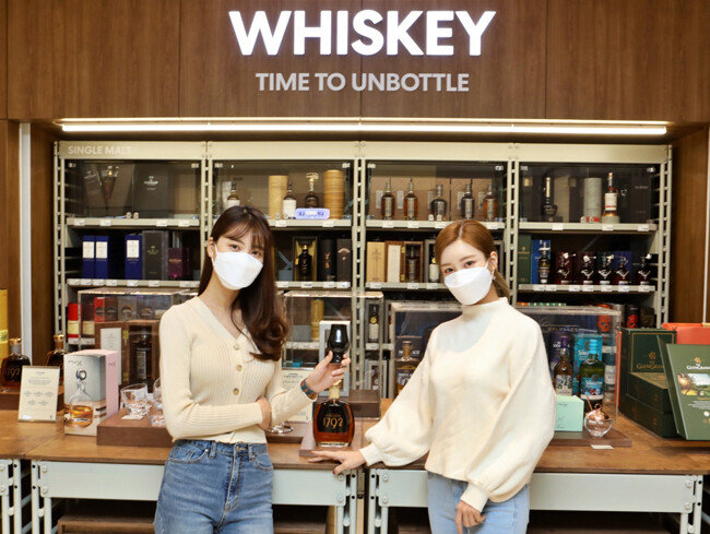 12월 27일 서울 송파구 잠실동 제타플렉스의 ‘보틀벙커’에서 모델들이 홍보하는 모습. (사진제공 롯데쇼핑)