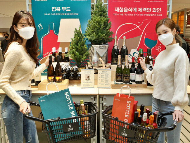 12월 27일 서울 송파구 잠실동 제타플렉스의 ‘보틀벙커’에서 모델들이 홍보하는 모습. (사진제공 롯데쇼핑)