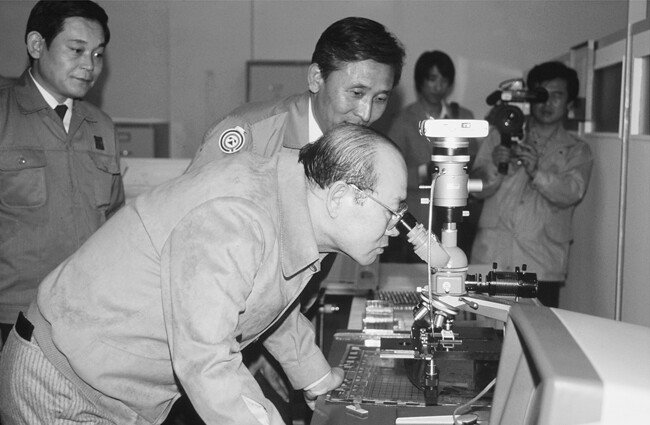 대한민국이 오늘날 세계 최고 수준의 정보통신 혁명을 이룰 수 있었던 건 1980년대에 마련된 정보통신 인프라 덕분이고, 이 기반을 닦은 정부가 바로 5공 정권이었다. 전두환 당시 대통령은 반도체 사업에 관한 지원을 아끼지 않았다. 사진은 삼성전자 초창기 시절인 1983년 10월 전두환 당시 대통령이 삼성전자 부천공장을 시찰하는 모습. 이건희 회장(왼쪽에서 첫 번째)과 김광호 반도체사업본부장(왼쪽에서 두 번째)도 보인다. [정부기록 사진집]