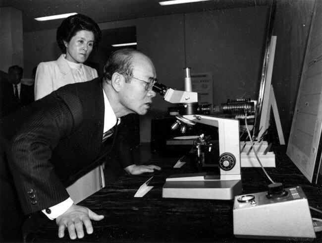  1982년 11월 4일 전두환 당시 대통령이 부인 이순자 여사와 함께 한국전자기술연구소를 방문해 반도체검사시험과정을 살피고 있다. [동아DB]
