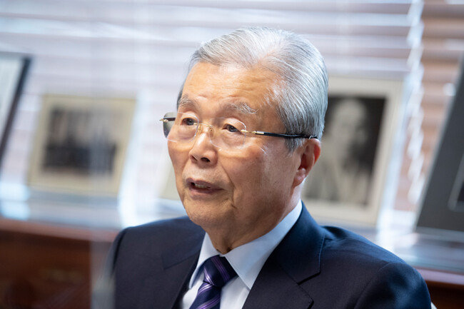 김종인 전 국민의힘 총괄선거책위원장이 5일 서울 광화문 대한발전전략연구원에서 ‘신동아’와 인터뷰하고 있다. [지호영 기자]