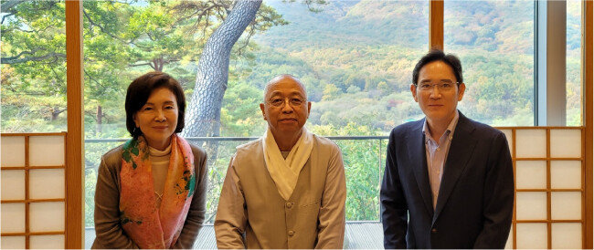 이재용 삼성전자 부회장(오른쪽)과 모친 홍라희 전 리움미술관장(왼쪽)이 2021년 11월 2일 경남 양산 통도사를 방문해 주지 현문스님과 기념촬영을 하고 있다. [통도사 제공]