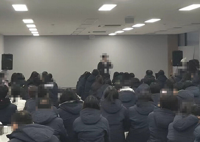 지난해 12월 30일 경기 이천시 한 공장에서 열린 A제약회사 송년회. 약 200명이 참석해 장기자랑을 진행하고 있다.