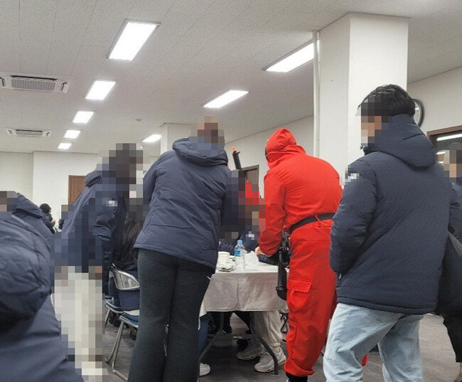 A사 직원 가운데 ‘오징어 게임’ 속 진행요원 의상을 입은 사람이 눈에 띈다.