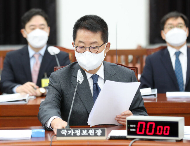 박지원 국가정보원장이 2021년 11월 23일 국회 정보위원회에 출석해 답변 준비를 하고 있다.  [뉴스1]